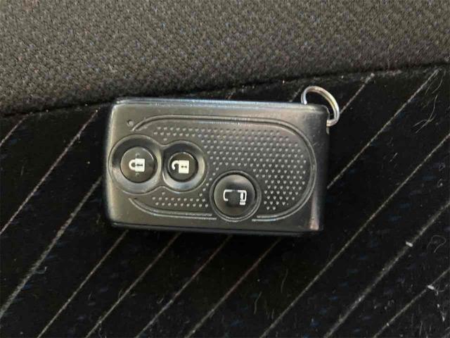 付いてて便利!とても人気の高い装備のスマートキーシステム。キーを携帯しているだけで、ドアロックの開閉並びにエンジンの始動が可能な装備です。プッシュスタートですのでエンジンの始動もボタンを押すだけです