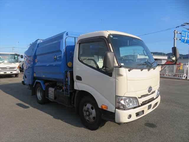 デュトロ ２ｔプレス式塵芥車　モリタエコノス製　容積４．２立米　汚水タンクステンレス　助手席スライドドア　１５０馬力（4枚目）