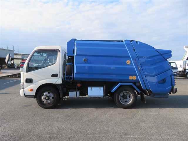 デュトロ ２ｔプレス式塵芥車　モリタエコノス製　容積４．２立米　汚水タンクステンレス　助手席スライドドア　１５０馬力（9枚目）