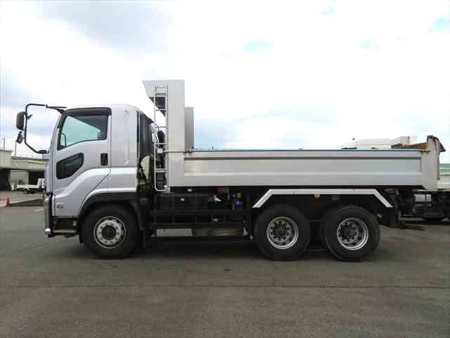 ギガ １０ｔダンプ　新明和製　型式：ＤＲＳ１１－００１０ＳＹ３　積載９４００ｋｇ　３８０馬力　ＥＴＣ　タコグラフ　ベッド　室内ホット＆クールＢＯＸ付　走行２万ｋｍ以下（9枚目）