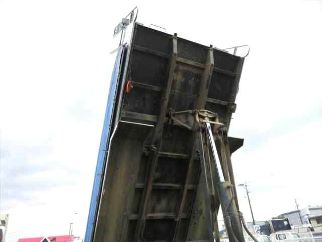 ギガ １０ｔダンプ　新明和製　型式：ＤＲＳ１１－００１０ＳＹ３　積載９４００ｋｇ　３８０馬力　ＥＴＣ　タコグラフ　ベッド　室内ホット＆クールＢＯＸ付　走行２万ｋｍ以下（26枚目）