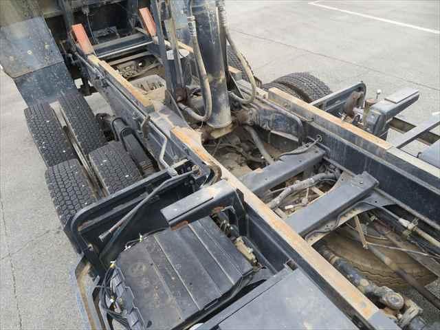 ギガ １０ｔダンプ　新明和製　型式：ＤＲＳ１１－００１０ＳＹ３　積載９４００ｋｇ　３８０馬力　ＥＴＣ　タコグラフ　ベッド　室内ホット＆クールＢＯＸ付　走行２万ｋｍ以下（28枚目）