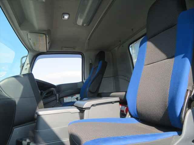 ギガ １０ｔダンプ　新明和製　型式：ＤＲＳ１１－００１０ＳＹ３　積載９４００ｋｇ　３８０馬力　ＥＴＣ　タコグラフ　ベッド　室内ホット＆クールＢＯＸ付　走行２万ｋｍ以下（33枚目）