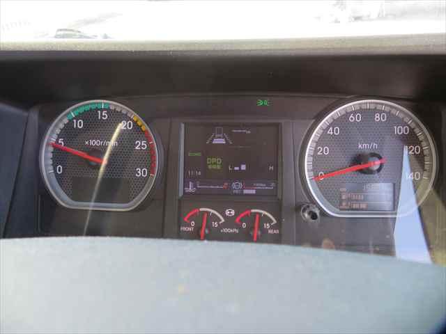 ギガ １０ｔダンプ　新明和製　型式：ＤＲＳ１１－００１０ＳＹ３　積載９４００ｋｇ　３８０馬力　ＥＴＣ　タコグラフ　ベッド　室内ホット＆クールＢＯＸ付　走行２万ｋｍ以下（37枚目）