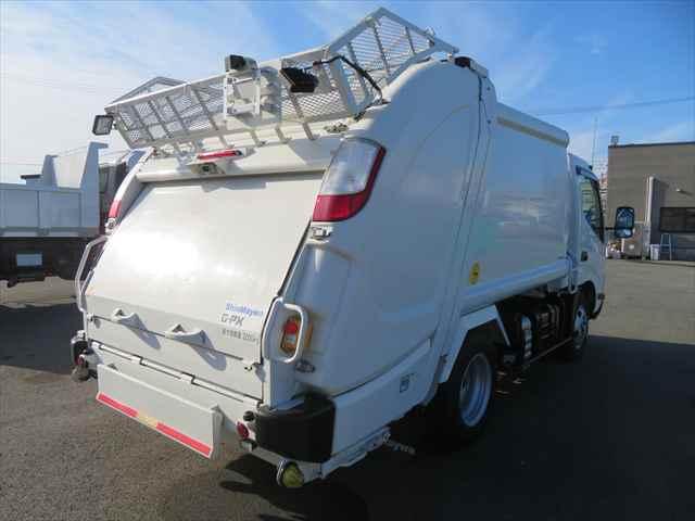 デュトロ ２ｔプレス式塵芥車　新明和製　型式：ＧＴ０４２－５４３４　容積４．３立米　積載２０００ｋｇ　連続スイッチ付　分別カゴ付　１５０馬力　ＡＴ車　走行１．９万ｋｍ　ＥＴＣ　ドラレコ　メッキ部品有（6枚目）