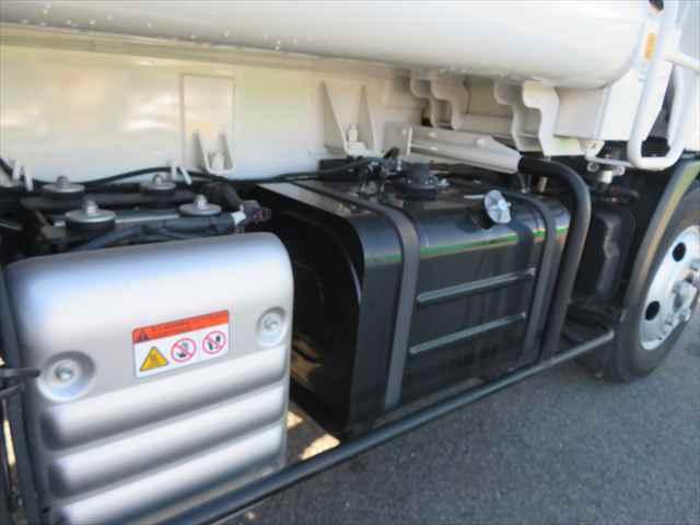 デュトロ ２ｔプレス式塵芥車　新明和製　型式：ＧＴ０４２－５４３４　容積４．３立米　積載２０００ｋｇ　連続スイッチ付　分別カゴ付　１５０馬力　ＡＴ車　走行１．９万ｋｍ　ＥＴＣ　ドラレコ　メッキ部品有（20枚目）