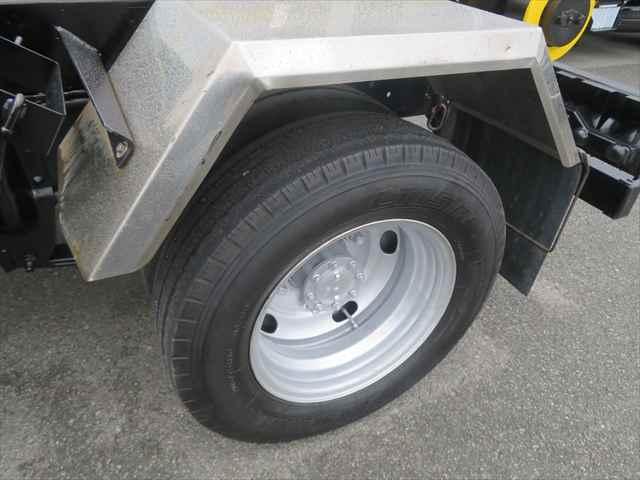 エルフトラック ３ｔ脱着式コンテナ専用車　新明和製　型式：ＣＣＡ２２－１１　車検整備付　４ＷＤ　積載３０００ｋｇ　２シリンダー　４ナンバー仕様　１５０馬力　ＥＴＣ付　メッキ部品有　走行９．６万ｋｍ（19枚目）