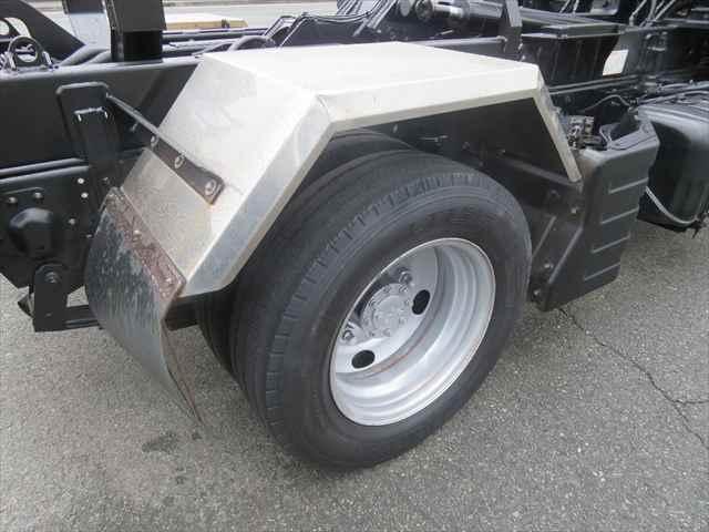 エルフトラック ３ｔ脱着式コンテナ専用車　新明和製　型式：ＣＣＡ２２－１１　車検整備付　４ＷＤ　積載３０００ｋｇ　２シリンダー　４ナンバー仕様　１５０馬力　ＥＴＣ付　メッキ部品有　走行９．６万ｋｍ（22枚目）