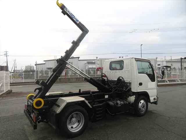 エルフトラック ３ｔ脱着式コンテナ専用車　新明和製　型式：ＣＣＡ２２－１１　車検整備付　４ＷＤ　積載３０００ｋｇ　２シリンダー　４ナンバー仕様　１５０馬力　ＥＴＣ付　メッキ部品有　走行９．６万ｋｍ（28枚目）