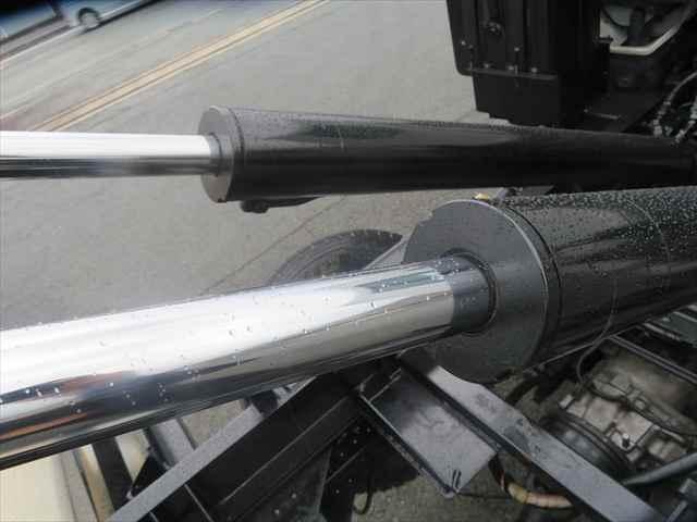 エルフトラック ３ｔ脱着式コンテナ専用車　新明和製　型式：ＣＣＡ２２－１１　車検整備付　４ＷＤ　積載３０００ｋｇ　２シリンダー　４ナンバー仕様　１５０馬力　ＥＴＣ付　メッキ部品有　走行９．６万ｋｍ（29枚目）