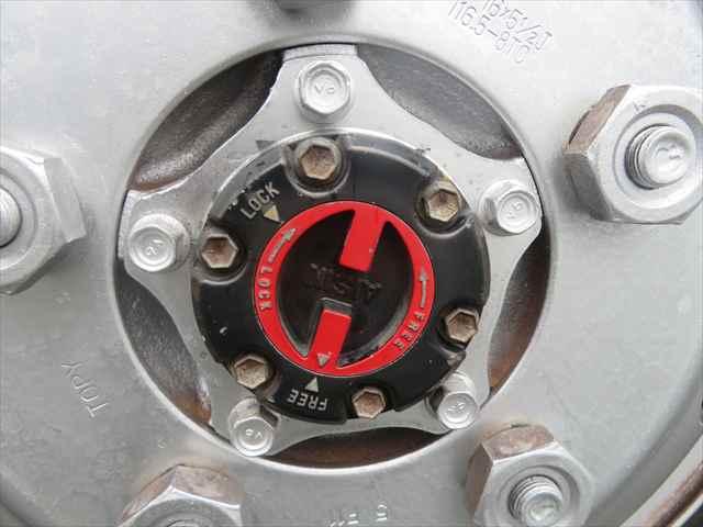 エルフトラック ３ｔ脱着式コンテナ専用車　新明和製　型式：ＣＣＡ２２－１１　車検整備付　４ＷＤ　積載３０００ｋｇ　２シリンダー　４ナンバー仕様　１５０馬力　ＥＴＣ付　メッキ部品有　走行９．６万ｋｍ（34枚目）