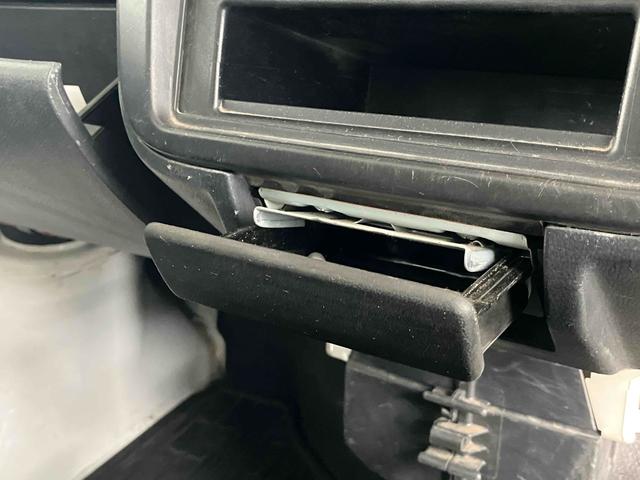 キャリイトラック ＫＣ　軽トラ　４ＷＤ　５速マニュアル　エアコン　パワーステアリング　三方開　ヘッドライトレベライザー（35枚目）