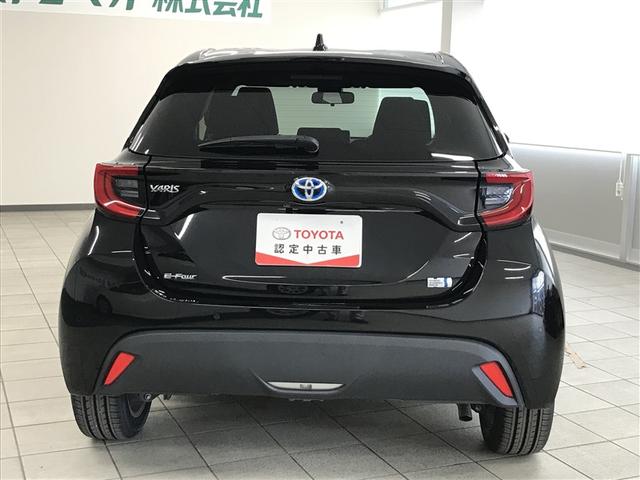 ヤリス ハイブリッドＺ　プリクラッシュセーフティ　地デジ　カーテンエアバッグ　ＬＥＤライト　ＴＶ　オートクルーズ　横滑防止装置　４ＷＤ　アルミホイール　スマートキー　オートエアコン　キーレスエントリー　エアバッグ　ＡＢＳ（8枚目）