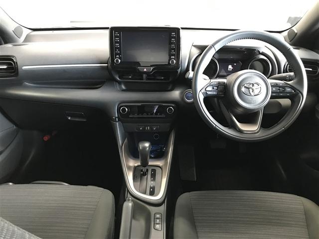 ヤリス ハイブリッドＺ　プリクラッシュセーフティ　地デジ　カーテンエアバッグ　ＬＥＤライト　ＴＶ　オートクルーズ　横滑防止装置　４ＷＤ　アルミホイール　スマートキー　オートエアコン　キーレスエントリー　エアバッグ　ＡＢＳ（9枚目）