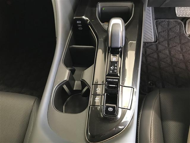 クラウンスポーツ Ｚ　ＡＷＤ　フルセグテレビ　ＥＴＣ車載器　ＴＶナビ　クルコン　横滑り防止装置　エアバッグ　本革　ミュージックプレイヤー接続可　メモリナビ　キーレス　盗難防止装置　ＡＢＳ　アルミ　スマートエントリー　試乗車（12枚目）