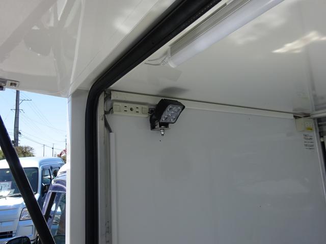 ミニキャブトラック 　移動販売車　左右跳ね上げ式　１００Ｖ電源コンセント差込口　フロアオートマ　アルミホイール　エアコン　パワステ　エアバック（10枚目）