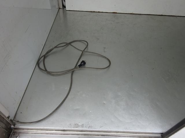 ミニキャブトラック 　移動販売車　左右跳ね上げ式　１００Ｖ電源コンセント差込口　フロアオートマ　アルミホイール　エアコン　パワステ　エアバック（17枚目）