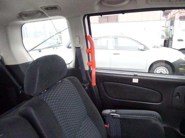 セレナ 　福祉車両　アンシャンテ　助手席電動リフトアップシート　リモコン付き　８人乗り　左側パワースライドドア　オートステップ　スマートキー（24枚目）