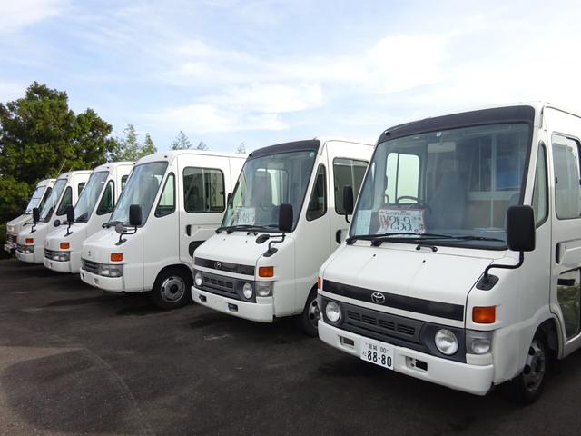 移動販売車 冷蔵 ショーケース 5速マニュアル 三方跳ね上げ 8ナンバー キーレス DC/ACインバーター マイクスピーカー パワーウインドウ 手洗いシンク(59枚目)