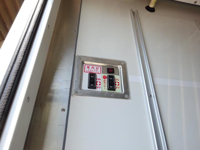 トヨエース 　４ＷＤ　２ｔ　冷蔵冷凍庫　－２２度　デンソー　５速マニュアル　エアバック　リア観音開き　左側スライドドア　横滑り防止システム　ＡＭＦＭラジオ　エアコン　パワステ　パワーウインドウ（12枚目）