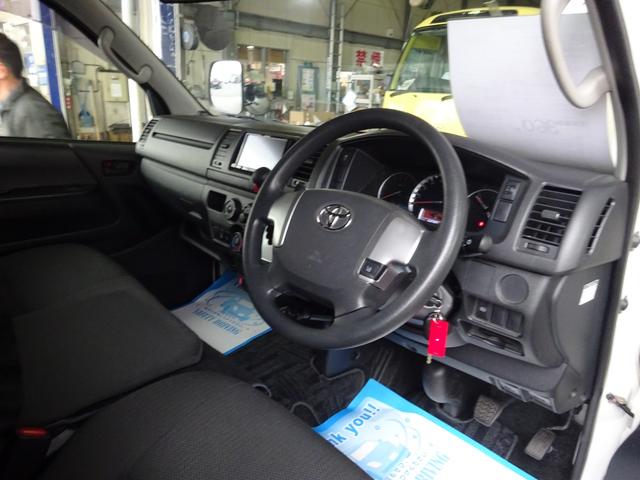 ハイエースバン 　福祉車両　１０人乗り　リアリフト付き　車イス１台固定　オートサイドステップ　ナビＴＶ　バックカメラ　キーレス　衝突被害軽減ブレーキシステム（44枚目）