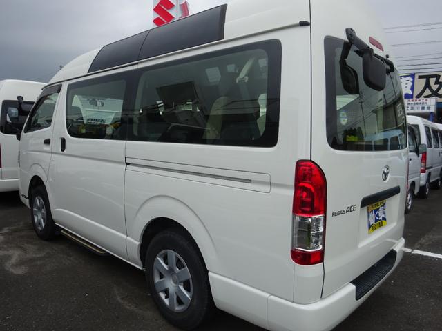 レジアスエースバン 　福祉車両　４ＷＤ　Ｂタイプ　４型モデル　リアリフト付き　車イス２台固定　１０人乗り　左側パワースライドドア　サイドルーフウインドウ　オートステップ　寒冷地仕様２バッテリー　キーレス　ディーゼルターボ（10枚目）
