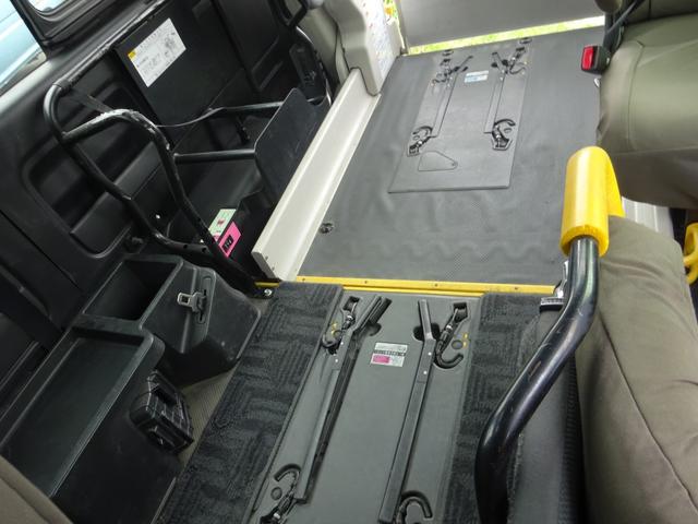 レジアスエースバン 　福祉車両　４ＷＤ　Ｂタイプ　４型モデル　リアリフト付き　車イス２台固定　１０人乗り　左側パワースライドドア　サイドルーフウインドウ　オートステップ　寒冷地仕様２バッテリー　キーレス　ディーゼルターボ（27枚目）