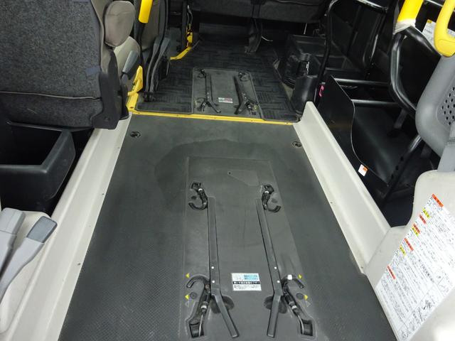 レジアスエースバン 　福祉車両　４ＷＤ　Ｂタイプ　４型モデル　リアリフト付き　車イス２台固定　１０人乗り　左側パワースライドドア　サイドルーフウインドウ　オートステップ　寒冷地仕様２バッテリー　キーレス　ディーゼルターボ（35枚目）