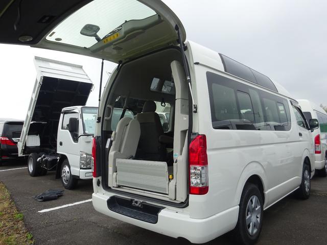 レジアスエースバン 　福祉車両　４ＷＤ　Ｂタイプ　４型モデル　リアリフト付き　車イス２台固定　１０人乗り　左側パワースライドドア　サイドルーフウインドウ　オートステップ　寒冷地仕様２バッテリー　キーレス　ディーゼルターボ（39枚目）