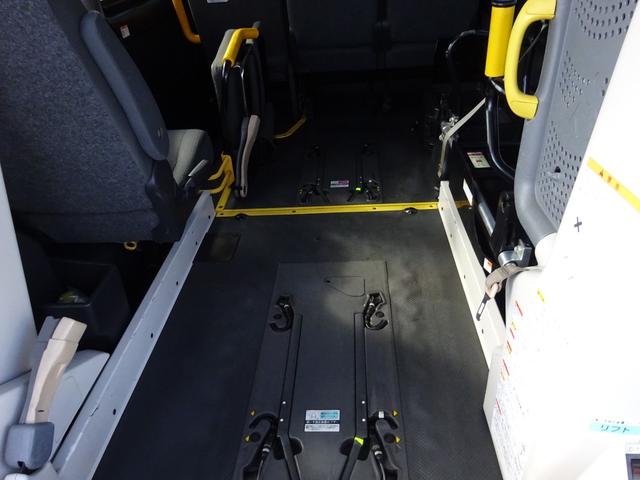 ハイエースバン 福祉車両 4WD ターボ リアリフト付き 車イス2台固定 8人乗り+2台 ストレッチャー固定装置 純正酸素ボンベ固定装置 点滴フック 寒冷地仕様2バッテリー 電動ステップ ドライブレコーダー(5枚目)