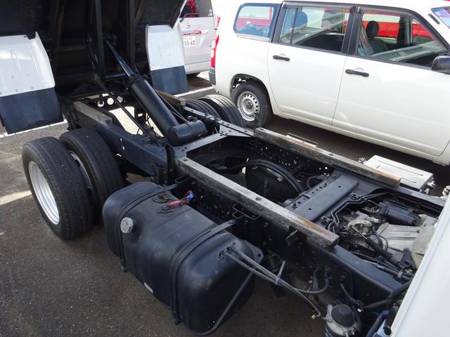 アトラストラック 　全低床　ダンプ　柱なし　２ｔ　５速マニュアル　新明和　ワンオーナー　左側電動格納ミラー　エアコン　パワステ　パワーウィンドウ　ドアバイザー（10枚目）