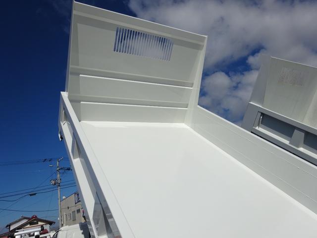 アトラストラック 　全低床　ダンプ　柱なし　２ｔ　５速マニュアル　新明和　ワンオーナー　左側電動格納ミラー　エアコン　パワステ　パワーウィンドウ　ドアバイザー（16枚目）