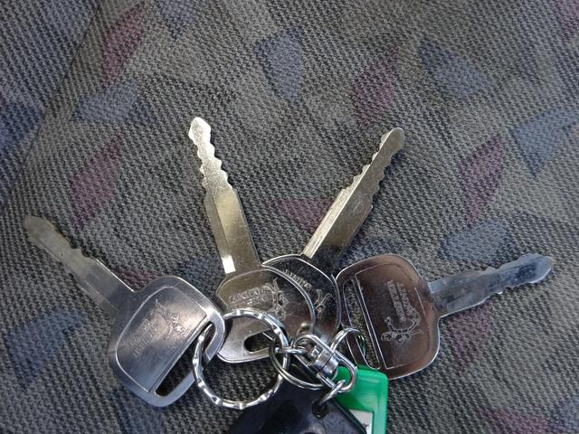 アトラストラック 　全低床　ダンプ　柱なし　２ｔ　５速マニュアル　新明和　ワンオーナー　左側電動格納ミラー　エアコン　パワステ　パワーウィンドウ　ドアバイザー（36枚目）