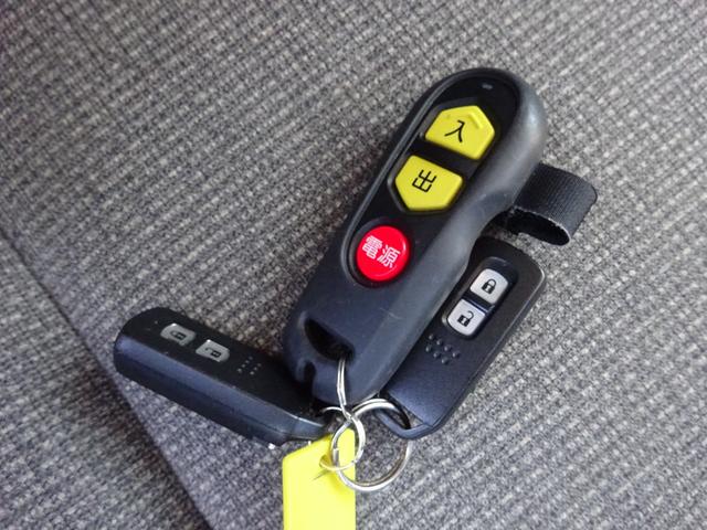 Ｎ－ＢＯＸ Ｇ　福祉車両　４ＷＤ　リア車イス用スロープ　ウインチ付き　リモコン付き　スローパー　左側オートステップ　ナビ　スマートキー　ぷシートヒーター　ケンウッド　ＵＳＢ・ｉＰｏｄレシーバー　Ｕ３３０ＭＳ（6枚目）