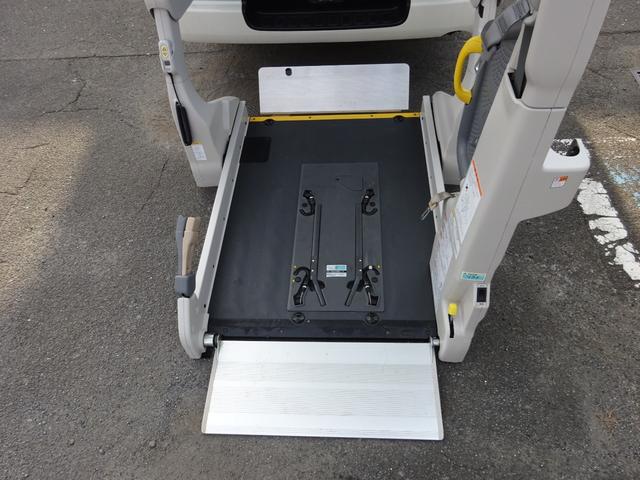 ハイエースバン 福祉車両 4WD リアリフト付き 車イス1台固定 10人乗り トヨタセーフティセンス 純正ナビ バックカメラ 左側パワースライドドア オートステップ 寒冷地仕様2バッテリー リアヒーター ウェルキャブ(4枚目)