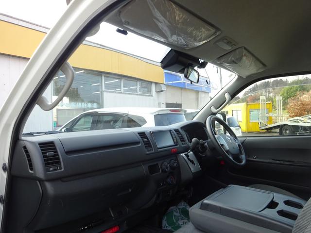 ハイエースバン 福祉車両 4WD リアリフト付き 車イス1台固定 10人乗り トヨタセーフティセンス 純正ナビ バックカメラ 左側パワースライドドア オートステップ 寒冷地仕様2バッテリー リアヒーター ウェルキャブ(12枚目)