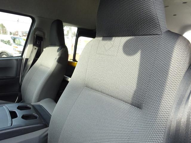 ハイエースバン 福祉車両 4WD リアリフト付き 車イス1台固定 10人乗り トヨタセーフティセンス 純正ナビ バックカメラ 左側パワースライドドア オートステップ 寒冷地仕様2バッテリー リアヒーター ウェルキャブ(15枚目)