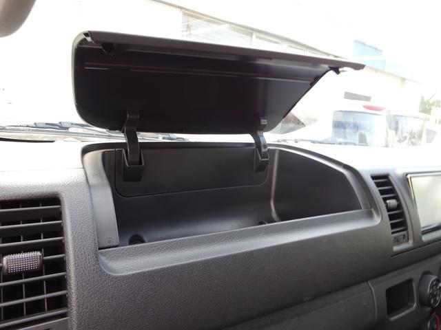 ハイエースバン 福祉車両 4WD リアリフト付き 車イス1台固定 10人乗り トヨタセーフティセンス 純正ナビ バックカメラ 左側パワースライドドア オートステップ 寒冷地仕様2バッテリー リアヒーター ウェルキャブ(17枚目)