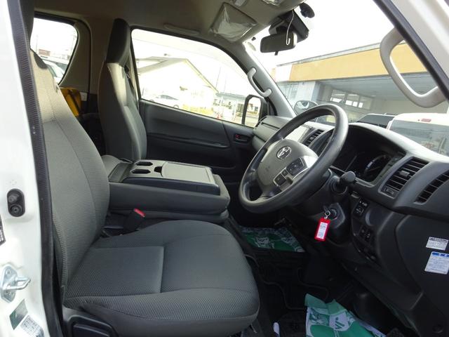 ハイエースバン 福祉車両 4WD リアリフト付き 車イス1台固定 10人乗り トヨタセーフティセンス 純正ナビ バックカメラ 左側パワースライドドア オートステップ 寒冷地仕様2バッテリー リアヒーター ウェルキャブ(39枚目)