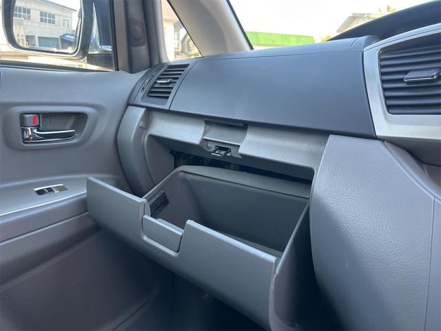 ヴォクシー Z 煌 4WD 8ヶ月8000KM保証付き ナビ 両側スライドドア HID キーレスエントリー 電動格納ミラー 3列シート CVT アルミホイール ミュージックプレイヤー接続可 衝突安全ボディ ABS(11枚目)