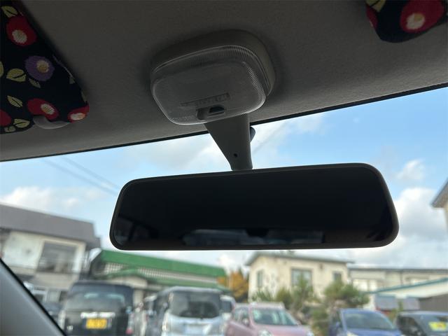 整備スタッフは国家資格を持つプロの整備士です。車検の受入／中間／完成検査と保安基準発行のすべても自社で行います。