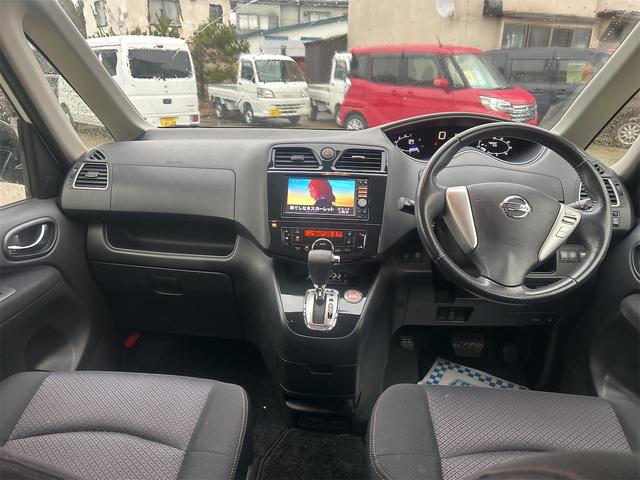 セレナ ハイウェイスター　Ｖセレクション　４ＷＤ　ＴＶ　オートクルーズコントロール　両側電動スライドドア　ＨＩＤ　スマートキー　アイドリングストップ　電動格納ミラー　３列シート　ウォークスルー　ＣＶＴ　アルミホイール（2枚目）