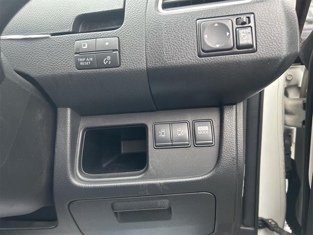 セレナ ハイウェイスター　Ｖセレクション　４ＷＤ　ＴＶ　オートクルーズコントロール　両側電動スライドドア　ＨＩＤ　スマートキー　アイドリングストップ　電動格納ミラー　３列シート　ウォークスルー　ＣＶＴ　アルミホイール（4枚目）