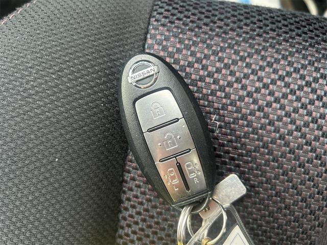 セレナ ハイウェイスター　Ｖセレクション　４ＷＤ　ＴＶ　オートクルーズコントロール　両側電動スライドドア　ＨＩＤ　スマートキー　アイドリングストップ　電動格納ミラー　３列シート　ウォークスルー　ＣＶＴ　アルミホイール（6枚目）