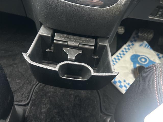 セレナ ハイウェイスター　Ｖセレクション　４ＷＤ　ＴＶ　オートクルーズコントロール　両側電動スライドドア　ＨＩＤ　スマートキー　アイドリングストップ　電動格納ミラー　３列シート　ウォークスルー　ＣＶＴ　アルミホイール（9枚目）