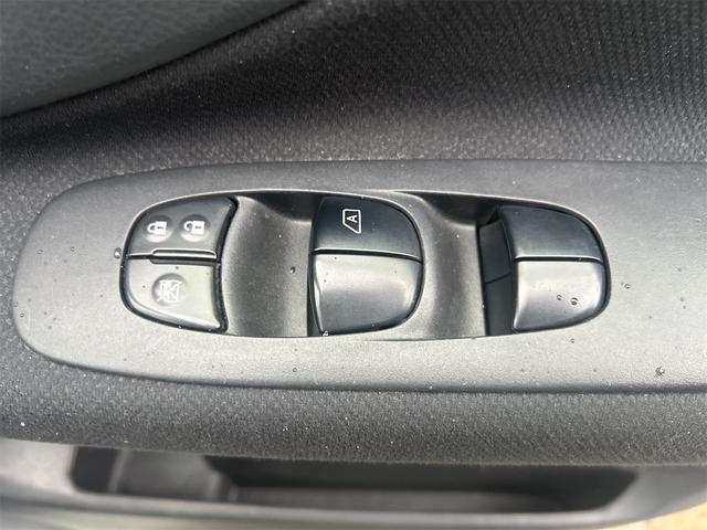 セレナ ハイウェイスター　Ｖセレクション　４ＷＤ　ＴＶ　オートクルーズコントロール　両側電動スライドドア　ＨＩＤ　スマートキー　アイドリングストップ　電動格納ミラー　３列シート　ウォークスルー　ＣＶＴ　アルミホイール（10枚目）