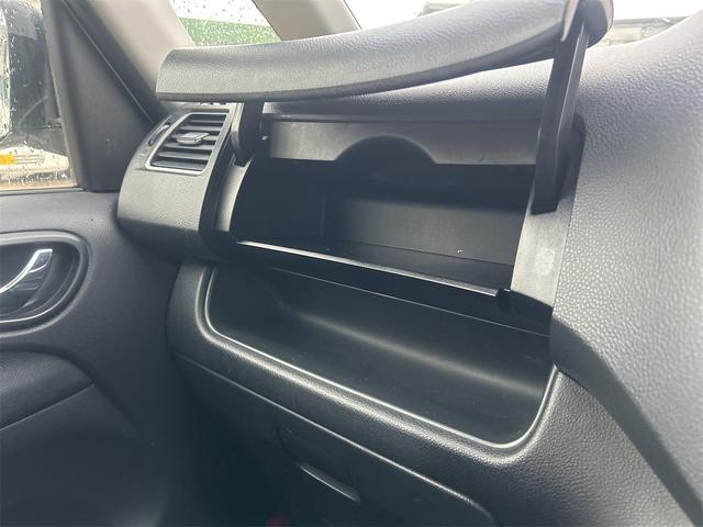 セレナ ハイウェイスター　Ｖセレクション　４ＷＤ　ＴＶ　オートクルーズコントロール　両側電動スライドドア　ＨＩＤ　スマートキー　アイドリングストップ　電動格納ミラー　３列シート　ウォークスルー　ＣＶＴ　アルミホイール（11枚目）