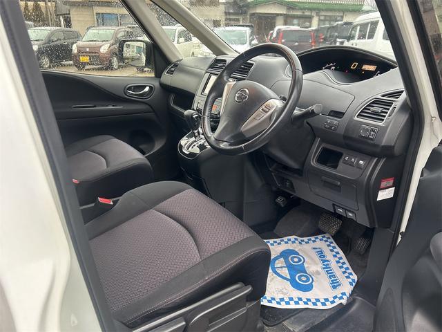 セレナ ハイウェイスター　Ｖセレクション　４ＷＤ　ＴＶ　オートクルーズコントロール　両側電動スライドドア　ＨＩＤ　スマートキー　アイドリングストップ　電動格納ミラー　３列シート　ウォークスルー　ＣＶＴ　アルミホイール（12枚目）