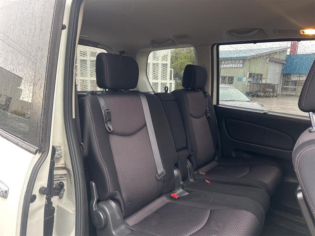 セレナ ハイウェイスター　Ｖセレクション　４ＷＤ　ＴＶ　オートクルーズコントロール　両側電動スライドドア　ＨＩＤ　スマートキー　アイドリングストップ　電動格納ミラー　３列シート　ウォークスルー　ＣＶＴ　アルミホイール（13枚目）