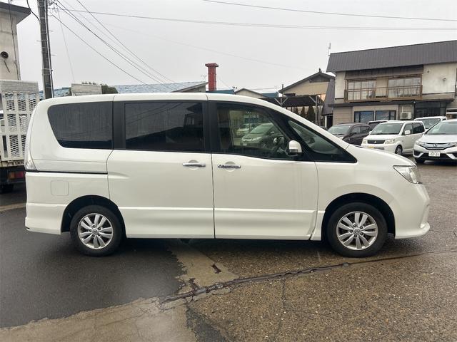 セレナ ハイウェイスター　Ｖセレクション　４ＷＤ　ＴＶ　オートクルーズコントロール　両側電動スライドドア　ＨＩＤ　スマートキー　アイドリングストップ　電動格納ミラー　３列シート　ウォークスルー　ＣＶＴ　アルミホイール（16枚目）